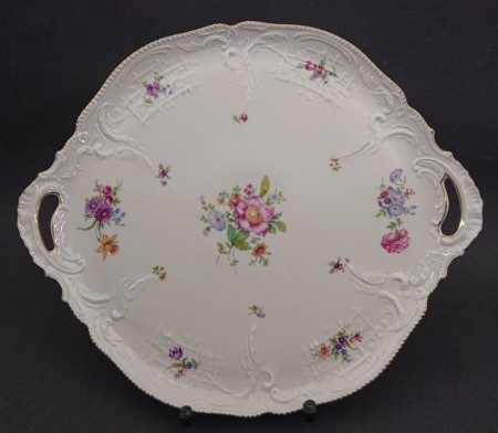 Porcelanowa patera ażurowa Rosenthal Sanssouci z dużym bukietem kwiatowym i złotym brzegiem na czarnym tle