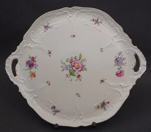 Porcelanowa patera ażurowa Rosenthal Sanssouci z dużym bukietem kwiatowym i złotym brzegiem na czarnym tle