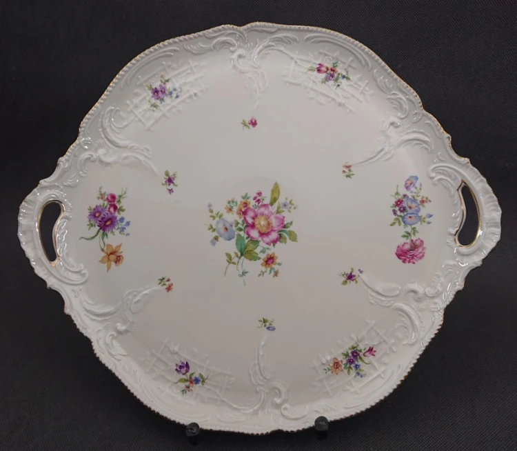 Porcelanowa patera ażurowa Rosenthal Sanssouci z dużym bukietem kwiatowym i złotym brzegiem na czarnym tle