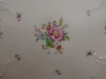 Precyzyjne zbliżenie na centralną malaturę florystyczną z różową piwonią w lustrze patery Rosenthal