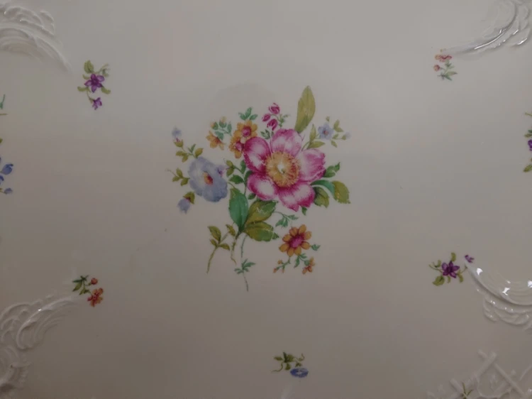 Precyzyjne zbliżenie na centralną malaturę florystyczną z różową piwonią w lustrze patery Rosenthal