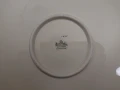 Zbliżenie na oryginalną zieloną sygnaturę Rosenthal Selb-Germany Sanssouci oraz odręczny numer 155 pod dnem