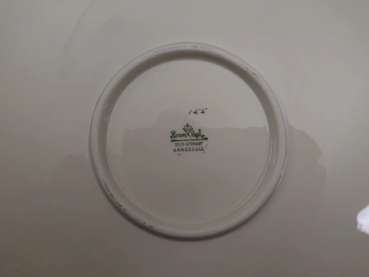 Zbliżenie na oryginalną zieloną sygnaturę Rosenthal Selb-Germany Sanssouci oraz odręczny numer 155 pod dnem