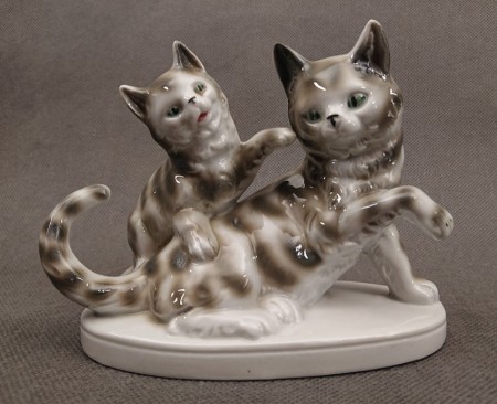Antyczna porcelanowa figurka pary pręgowanych kotów z Gräfenthal na owalnej podstawie, widok z przodu