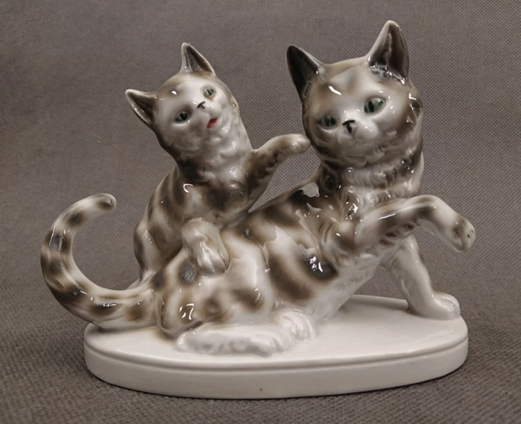 Antyczna porcelanowa figurka pary pręgowanych kotów z Gräfenthal na owalnej podstawie, widok z przodu