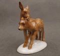 Perspektywa od przodu ukazująca smukłe pyszczki i uszy dwóch jelonków z porcelany Gerold Bavaria