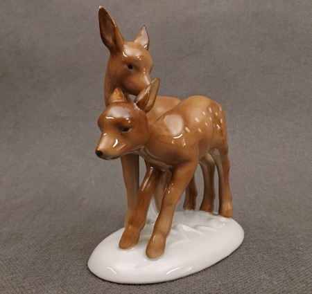 Perspektywa od przodu ukazująca smukłe pyszczki i uszy dwóch jelonków z porcelany Gerold Bavaria