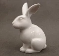 Porcelanowa figurka śnieżnobiałego siedzącego zająca marki KPM Berlin, widok z lewego profilu
