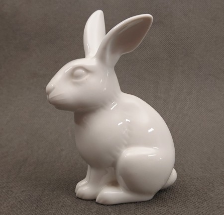 Porcelanowa figurka śnieżnobiałego siedzącego zająca marki KPM Berlin, widok z lewego profilu
