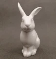 Biały zając z porcelany z postawionymi uszami, ujęcie od przodu prezentujące pyszczek