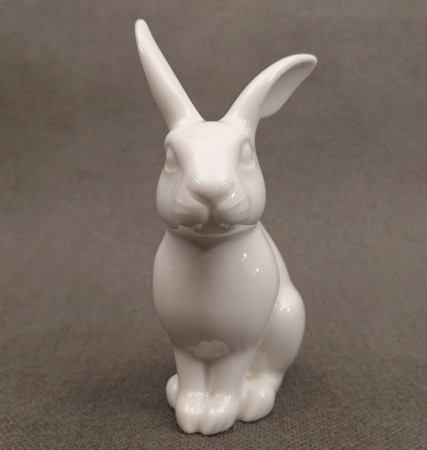 Biały zając z porcelany z postawionymi uszami, ujęcie od przodu prezentujące pyszczek