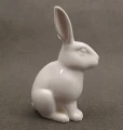 Prawy profil rzeźby zająca ukazujący gładkie, lśniące wykończenie białej porcelany