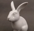 Bliskie ujęcie od góry na głowę i uszy porcelanowego zająca KPM Berlin