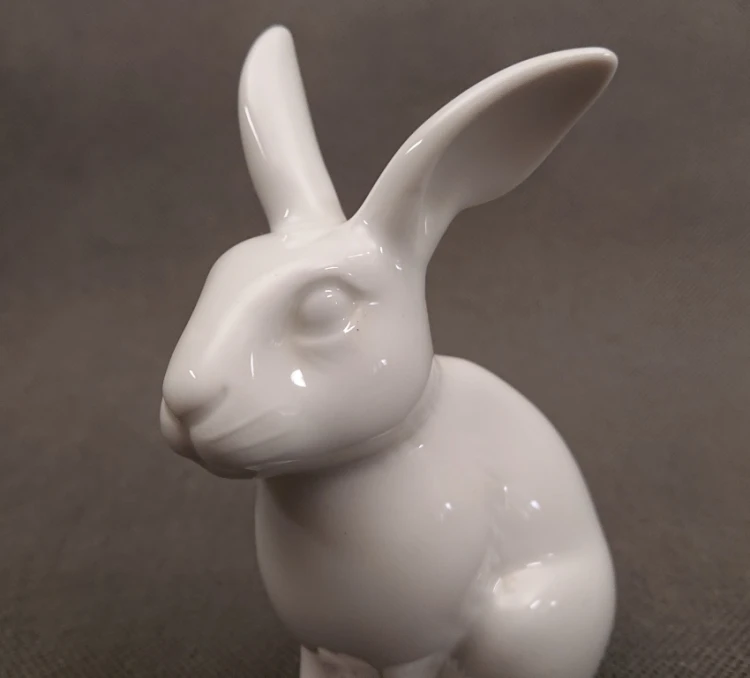 Bliskie ujęcie od góry na głowę i uszy porcelanowego zająca KPM Berlin