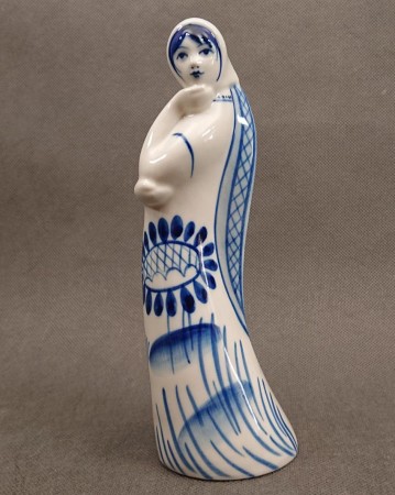 Smukła porcelanowa figurka dziewczyny z warkoczem w niebiesko-białe wzory Gzhel, widok z przodu