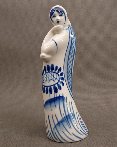 Smukła porcelanowa figurka dziewczyny z warkoczem w niebiesko-białe wzory Gzhel, widok z przodu