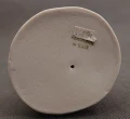 Spód okrągłej podstawy porcelanowej figurki z zielonym stemplem HANDPAINTED IN U.S.S.R. i papierową naklejką