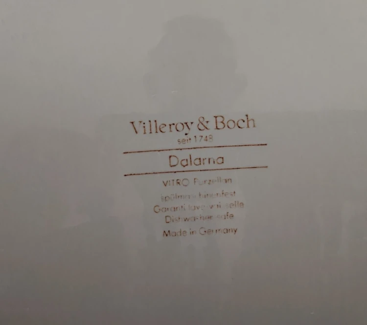 Zbliżenie na oryginalną sygnaturę Villeroy i Boch seit 1748 Dalarna Vitro Porzellan Made in Germany pod deską