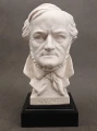 Porcelanowe popiersie Richarda Wagnera z biskwitu na czarnej podstawie, ujęcie od przodu z napisem WAGNER