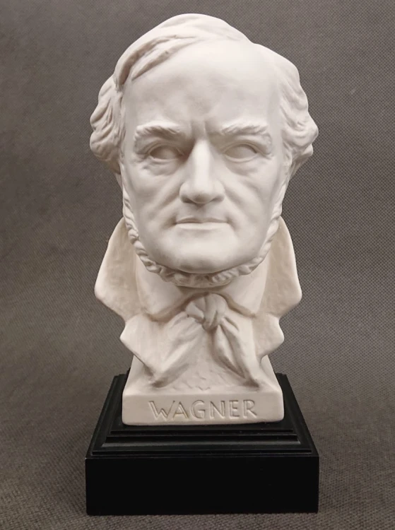 Porcelanowe popiersie Richarda Wagnera z biskwitu na czarnej podstawie, ujęcie od przodu z napisem WAGNER