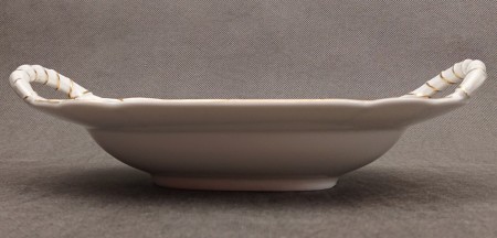 Widok z boku ukazujący głęboki profil porcelanowej misy oraz uniesione złocone uszka bambusowe