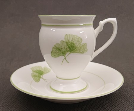 Porcelanowa biała filiżanka ze spodkiem Royal Astor Ginko z zielonym motywem miłorzębu