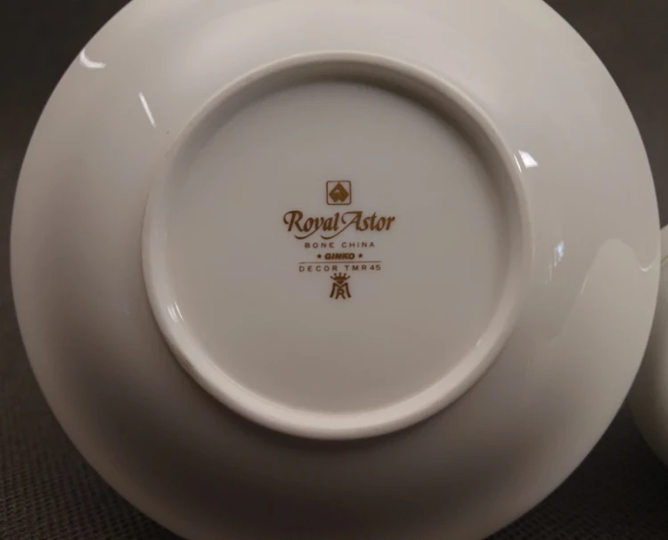 Zbliżenie na złoty stempel fabryczny Royal Astor Bone China Ginko Decor TMR 45 na spodzie talerzyka