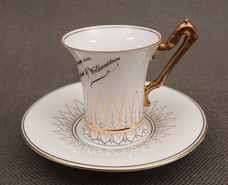 Dziewiętnastowieczny komplet do mokki z białej porcelany ze złotym geometrycznym pasem liści