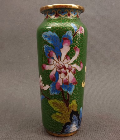 Orientalny chiński wazon cloisonne w kolorze zielonym z motywem kwiatów i jaskółki, ujęcie całej sylwetki na neutralnym tle.
