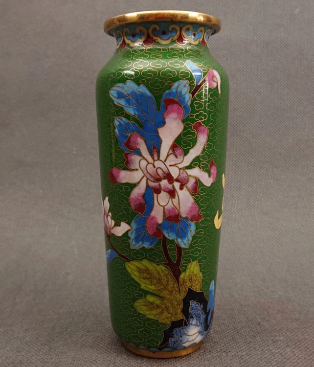 Orientalny chiński wazon cloisonne w kolorze zielonym z motywem kwiatów i jaskółki, ujęcie całej sylwetki na neutralnym tle.
