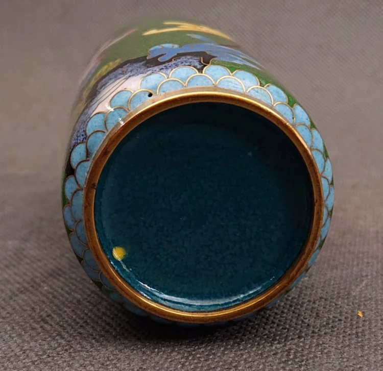 Widok na mosiężną podstawę wazonu cloisonne, prezentujący czyste wykończenie i autentyczną strukturę metalu.