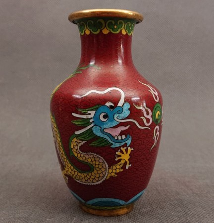 Chiński miniaturowy wazon cloisonne o wysokości 13,5 cm na czerwonym tle z motywem niebiesko-żółtego smoka, ujęcie od przodu.