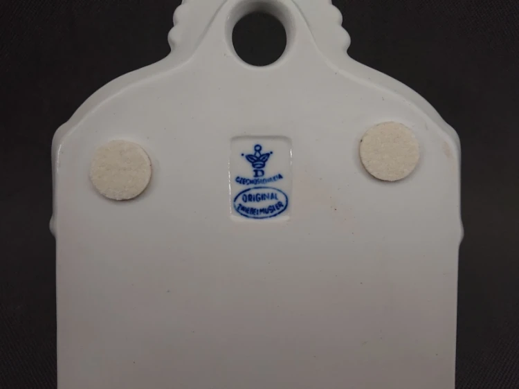 Zbliżenie na spód deski eksponujące oryginalny, podszkliwny znak manufaktury w Dubí z napisem Czechoslovakia Original Zwiebelmuster.