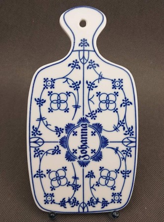 Pionowy kadr białej porcelanowej patery do serwowania Indisch Blau z imieniem Johanna, eksponujący podłużny kształt i wyprofilowany uchwyt z otworem.