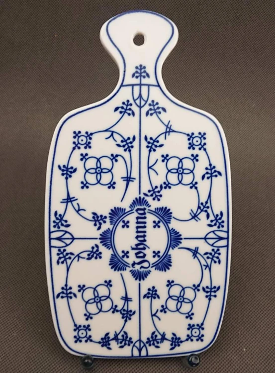 Pionowy kadr białej porcelanowej patery do serwowania Indisch Blau z imieniem Johanna, eksponujący podłużny kształt i wyprofilowany uchwyt z otworem.