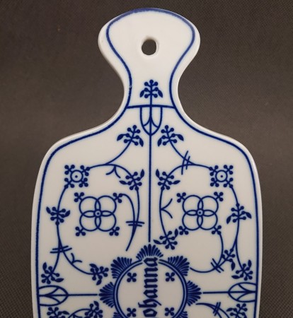 Zbliżenie na górną połowę porcelanowej deski śniadaniowej, ukazujące precyzyjne linie wzoru słomkowego oraz nienaganny stan błyszczącego szkliwa.