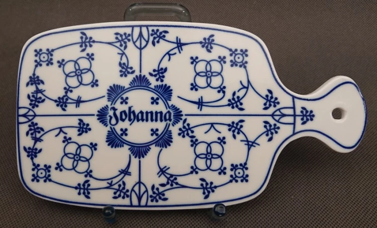 Porcelanowa deska śniadaniowa vintage z niebieskim wzorem słomkowym, ujęcie poziome prezentujące centralny napis Johanna i symetryczne ornamenty.