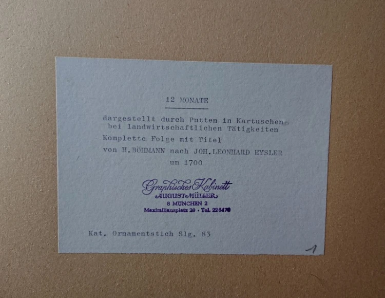 Spód oprawy miedziorytu z naklejoną oryginalną, papierową fiszką niemieckiej galerii Graphisches Kabinett August Müller z Monachium, opisującą cykl 12 miesięcy.