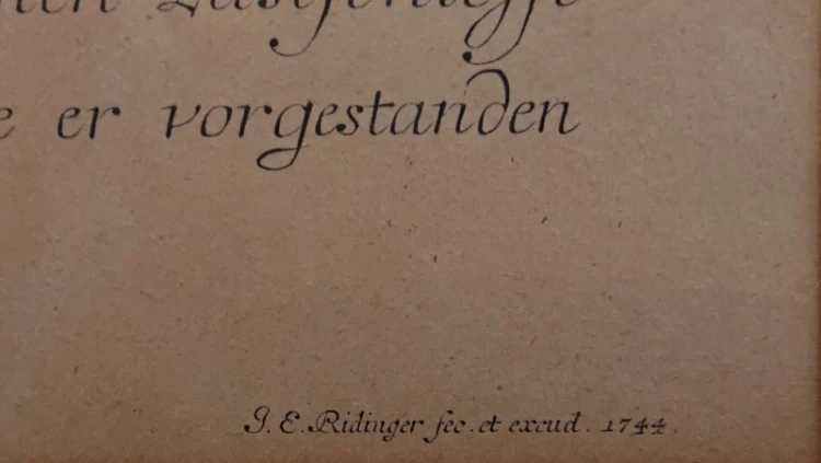 Maksymalne zbliżenie na prawy dolny róg miedziorytu, ukazujące wyrytą na płycie autorską sygnaturę J. E. Ridinger fec. et excud. 1744.