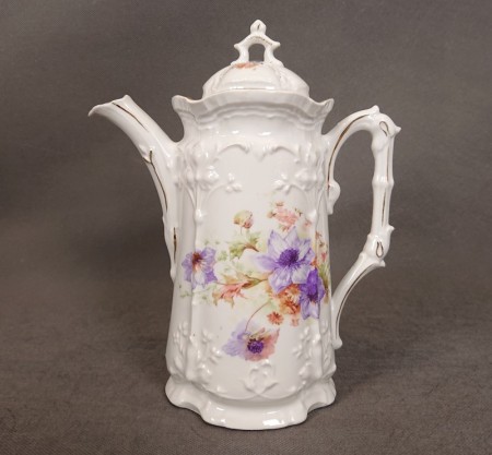 Duży porcelanowy dzbanek z dekoracją kwiatową i reliefami, koniec XIX – początek XX wieku, porcelana niesygnowana