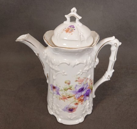Duży porcelanowy dzbanek z dekoracją kwiatową ujęcie pod kontem z góry