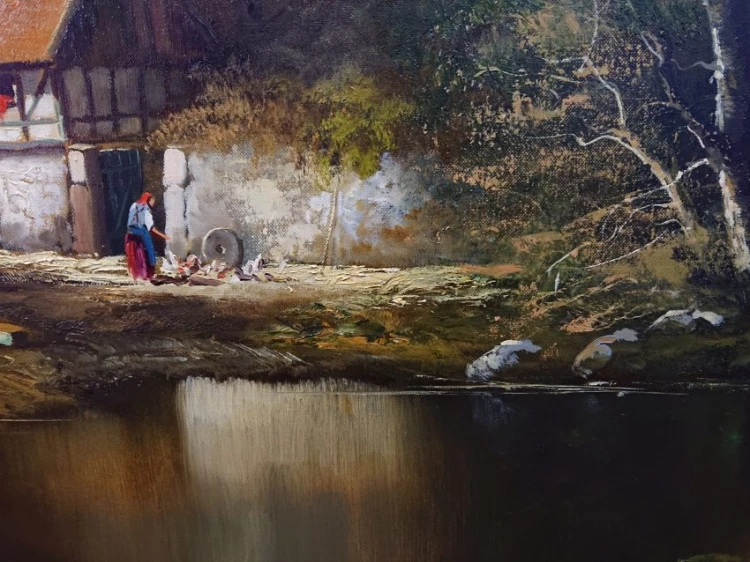 Fragment z koroną starego drzewa na tle błękitnego niebiańskiego jasnego tła