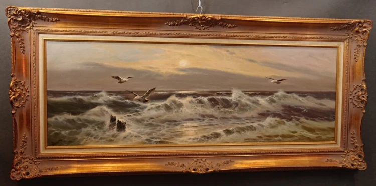 Pełny widok panoramicznego obrazu marynistycznego Derery w ozdobnej sztukateryjnej ramie ujęty z boku