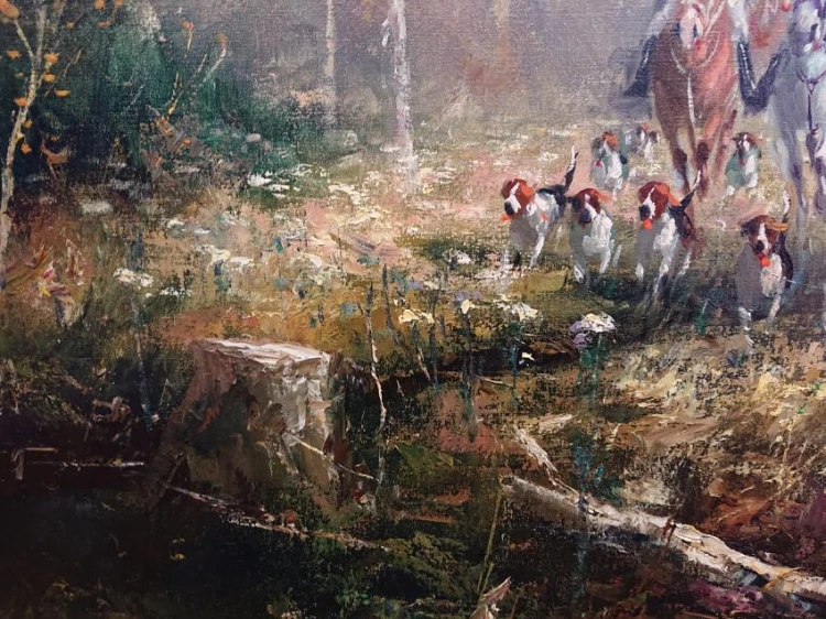 Fragment leśnego poszycia ze scenerią biegnących psów i strukturą malarską trawy