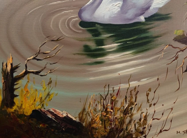 Fragment kompozycji przedstawiający fakturowe ujęcie przybrzeżnych traw i złamanego pnia nad wodą
