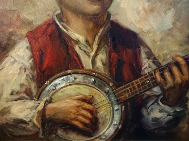 Zbliżenie na dłonie chłopca operujące na gryfie i okrągłej membranie instrumentu banjo,
