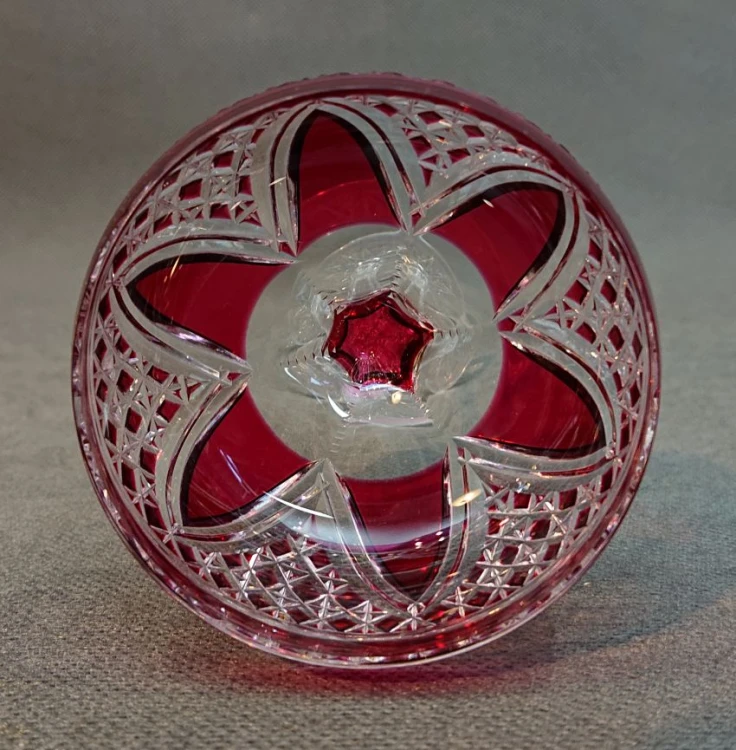 Spojrzenie od góry do wnętrza czary kielicha prezentujące geometryczny wzór szlifu i refleksy