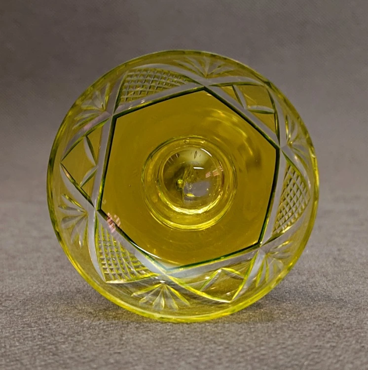 Spojrzenie od góry do wnętrza cytrynowego kieliszka pokazujące symetrię geometrycznego szlifu