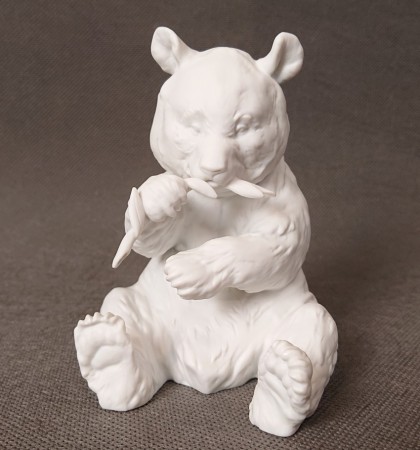 Porcelanowa figurka siedzącej pandy wielkiej z bambusem Kaiser Porzellan