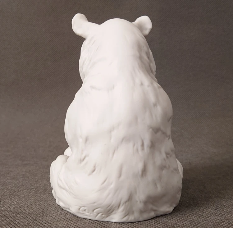 Widok od tyłu matowej porcelanowej figurki pandy ukazujący fakturę futra